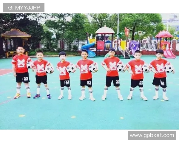 在绿茵场上挥洒汗水与激情打足球带给我们的快乐与成长